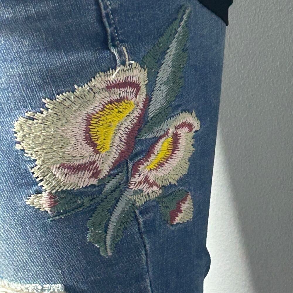 YMI Distressed Floral Embroidered Skinny Jeans | Size 7 | Mid-Rise Ankle boho
